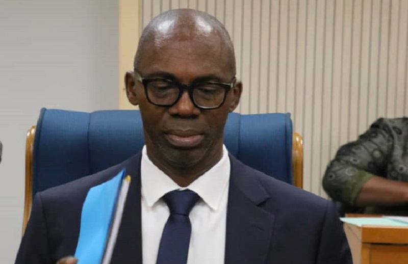 Thierry Minko s'exprimant à l'Assemblée nationale gabonaise