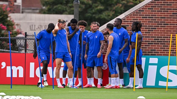 Lucas Digne, latéral gauche de l'équipe de France, avec le maillot du Paris Saint-Germain