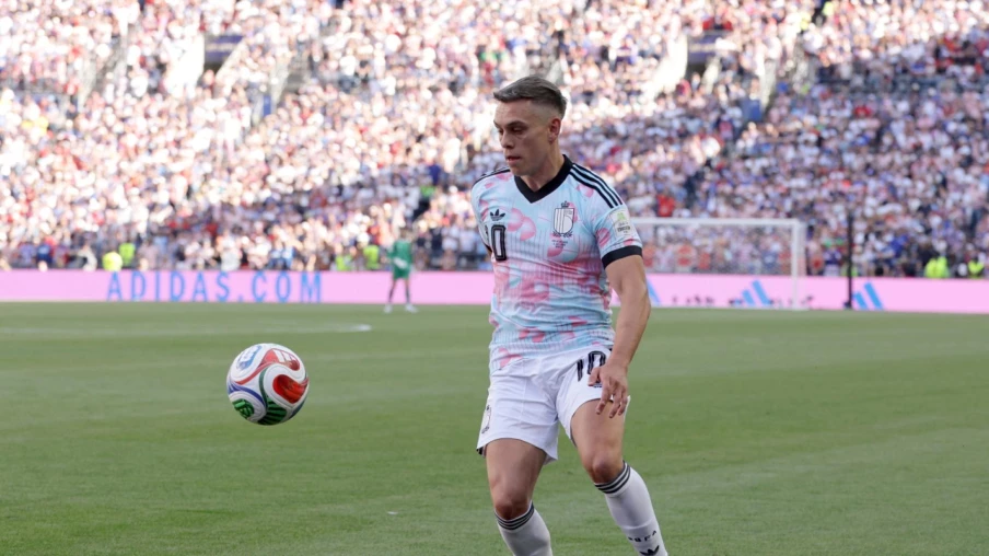 Leandro Trossard en train de signer son contrat avec le Besiktas