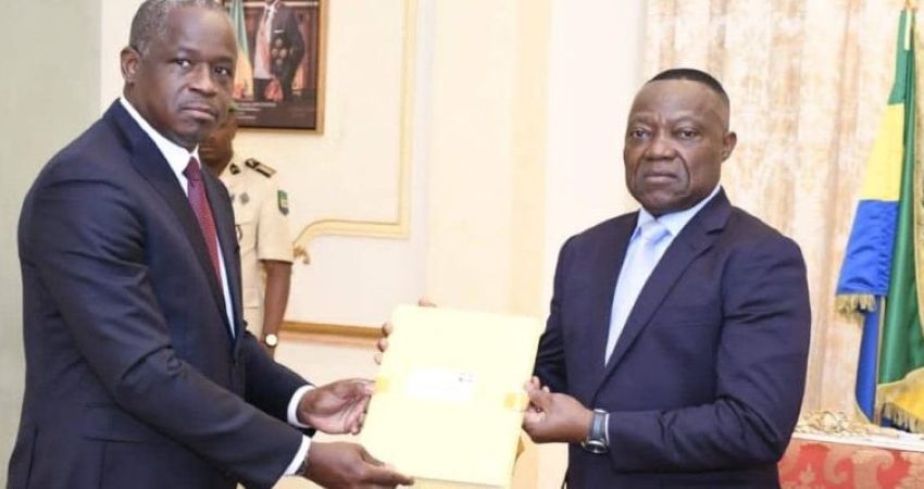 Le vice-président gabonais Hermann Immongault remet le rapport du recensement à Dieudonné Aba’a Owono, président de la Cour constitutionnelle