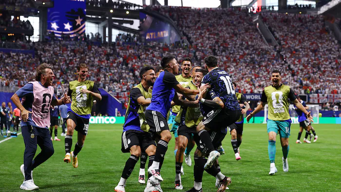 Des joueurs de soccer argentins célèbrent une victoire en match