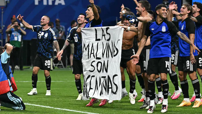 Une banderole 'Les Malouines sont argentines' déployée par des joueurs