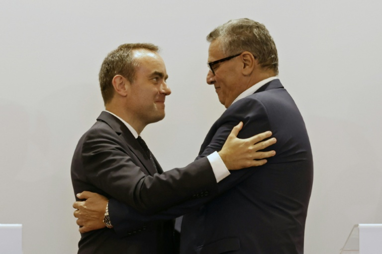Sébastien Lecornu et Aziz Akhannouch lors d'une poignée de main symbolique