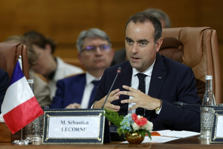 Sébastien Lecornu s'exprimant lors d'une séance plénière avec des ministres marocains