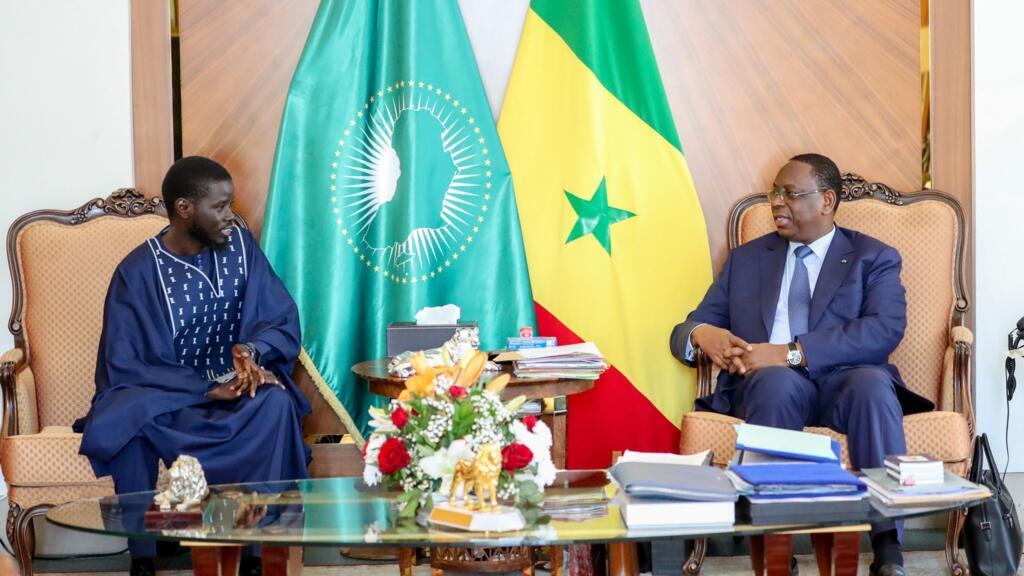 [Image d'archives] Cette photo fournie et diffusée par la présidence sénégalaise le 28 mars 2024 montre le président sortant du Sénégal, Macky Sall (à droite), rencontrant le président alors fraichement élu, Bassirou Diomaye Faye (à gauche), au palais présidentiel de Dakar.