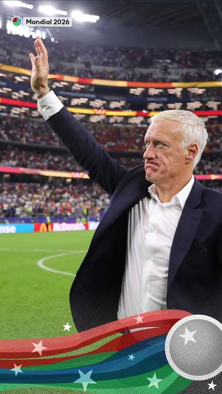 Le sélectionneur des Bleus, Didier Deschamps, salue le stade lors de la demi-finale perdue contre l'Espagne, le 14 juillet 2026 à Dallas (Etats-Unis) (FRANCEINFO / AFP)