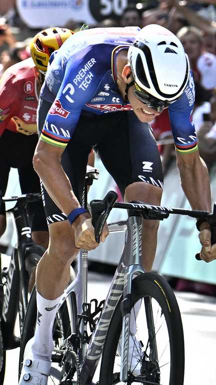 Mathieu van der Poel devance Tobias Halland Johannessen sur la ligne d'arrivée de la 9e étape à Ussel, le 12 juillet 2026. (JASPER JACOBS / AFP)