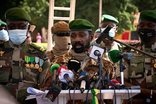 La junte militaire a dissous les partis politiques et a restreint la liberté d'expression.