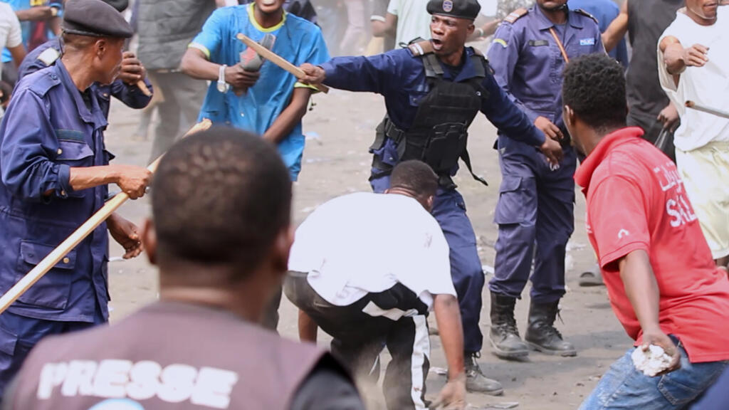 Affrontements entre forces de l'ordre et manifestants à Kinshasa, illustration de tensions politiques en RDC