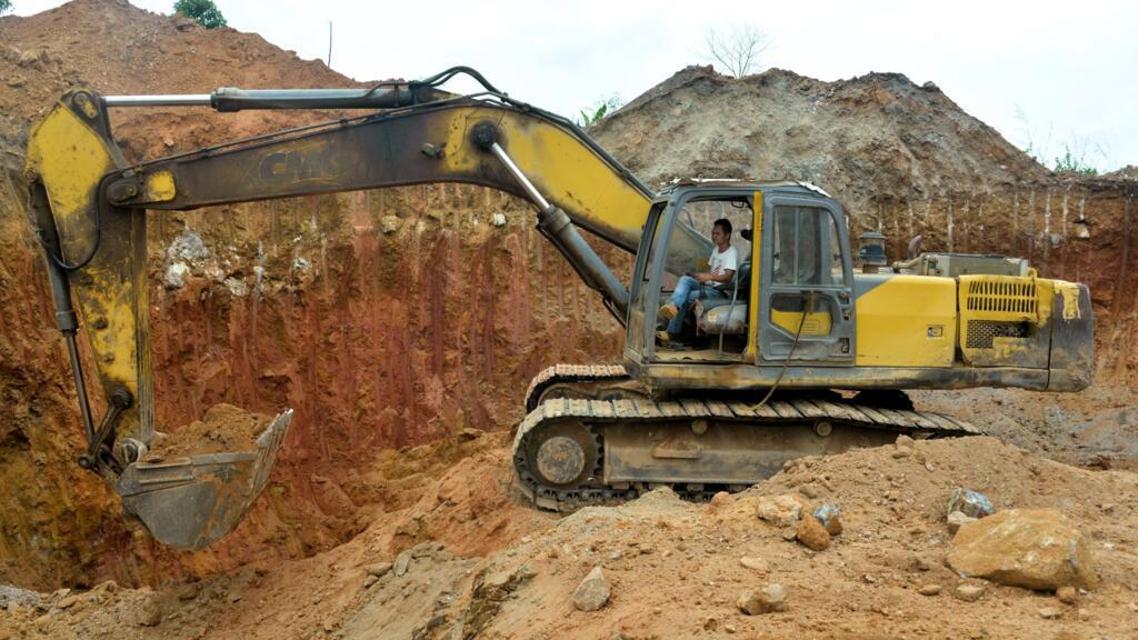 Un employé chinois d'une société minière au volant d'un bulldozer sur un site d'extraction aurifère près de Betare Oya, Cameroun.