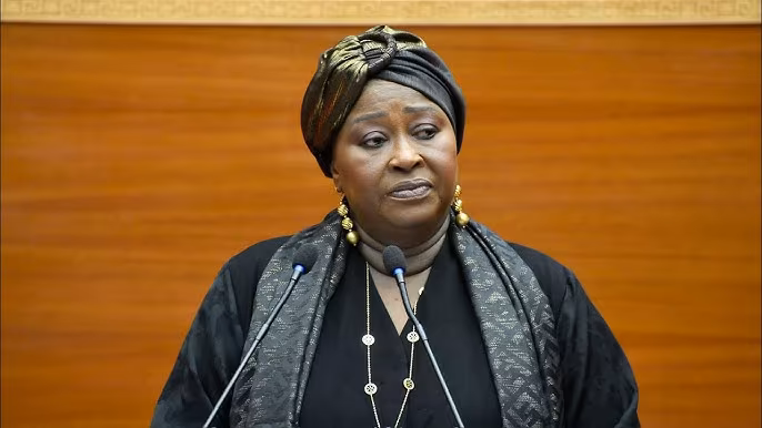 Ousmane Sonko pendant un discours, entouré de militants