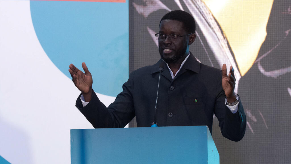 Le président sénégalais Bassirou Diomaye Faye s'exprime lors de la présentation de son nouveau parti politique « Kiiraay », aux Almadies à Dakar, le 25 juillet 2026.