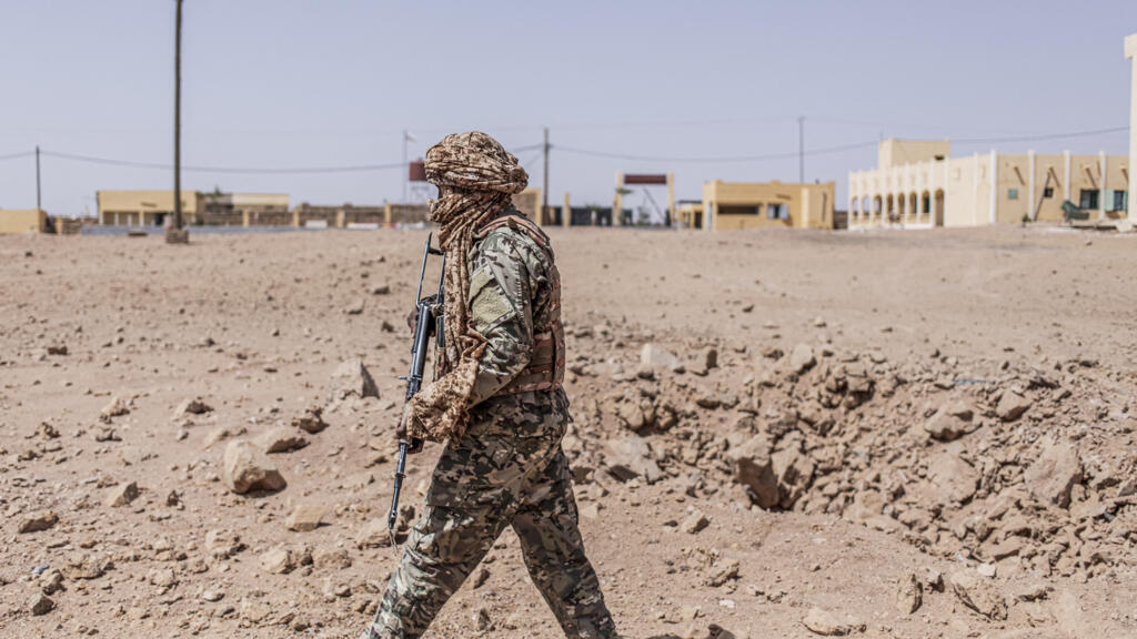 Un soldat inspectant un cratère de bombardement à Kidal, au Mali, en mai 2026