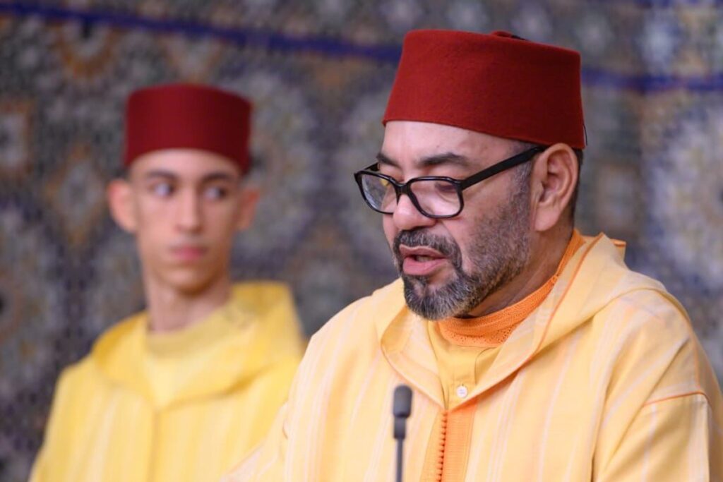 Le roi Mohammed VI et son fils le prince Moulay Hassan lors d'un discours officiel