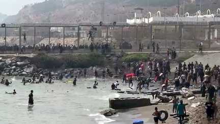 Des migrants traversant à la nage la frontière entre le Maroc et Ceuta, une enclave espagnole, le 30 juillet 2026.