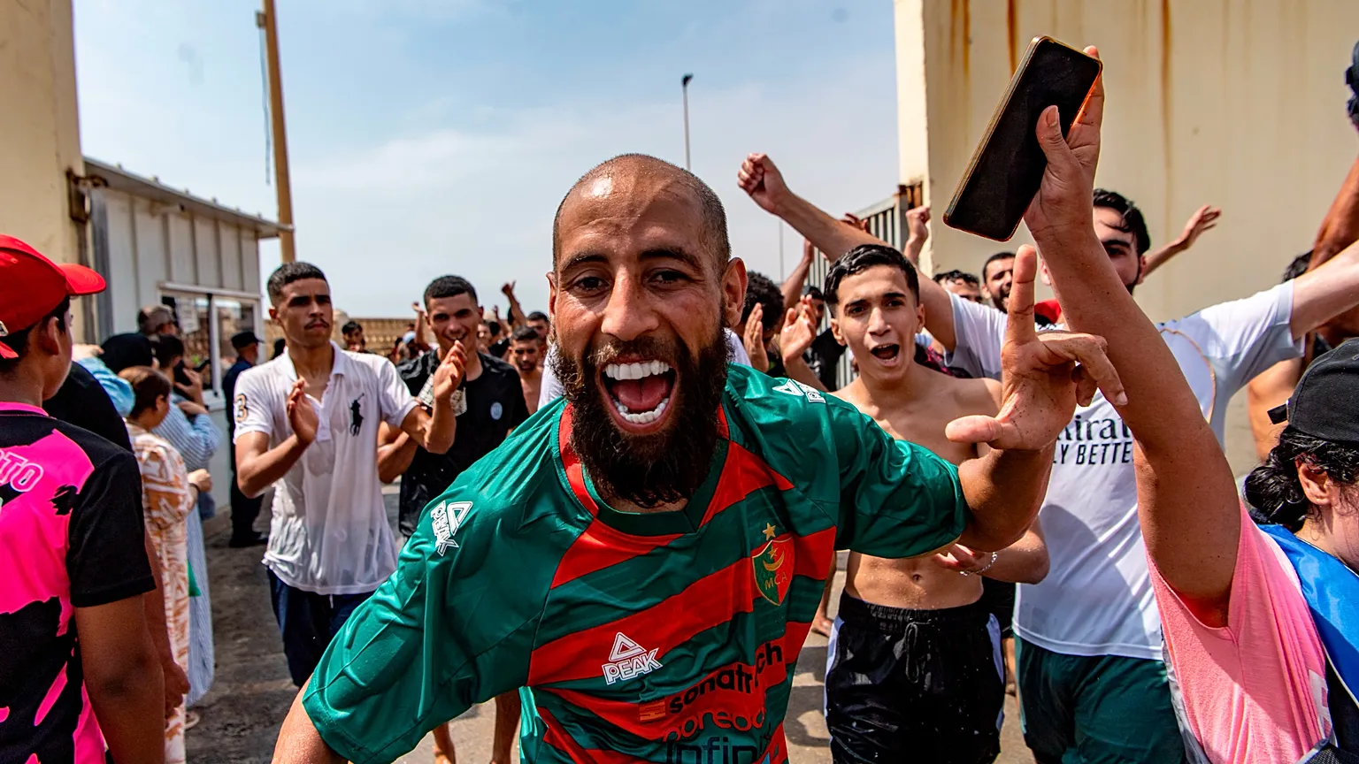 Des migrants traversent la frontière marocaine pour rejoindre l'enclave espagnole de Ceuta