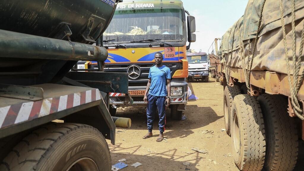 Des camions en attente sur l'axe routier reliant Douala au Cameroun et Bangui en République centrafricaine