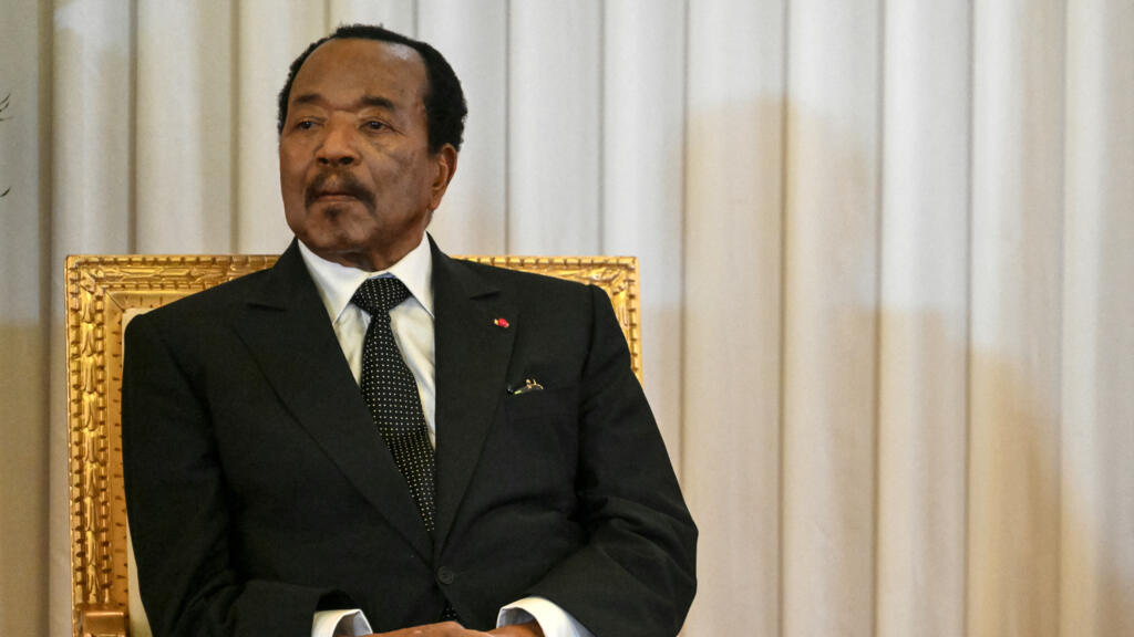 Le président camerounais Paul Biya observe le pape Léon XIV (hors champ) prononcer un discours au palais présidentiel de Yaoundé, lors du troisième jour d
