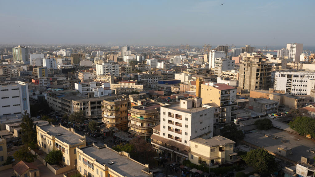 Vue panoramique du centre-ville de Dakar, capitale économique du Sénégal.