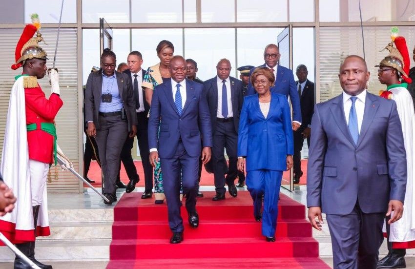Le président gabonais Oligui Nguema descendant d'un avion à Abidjan