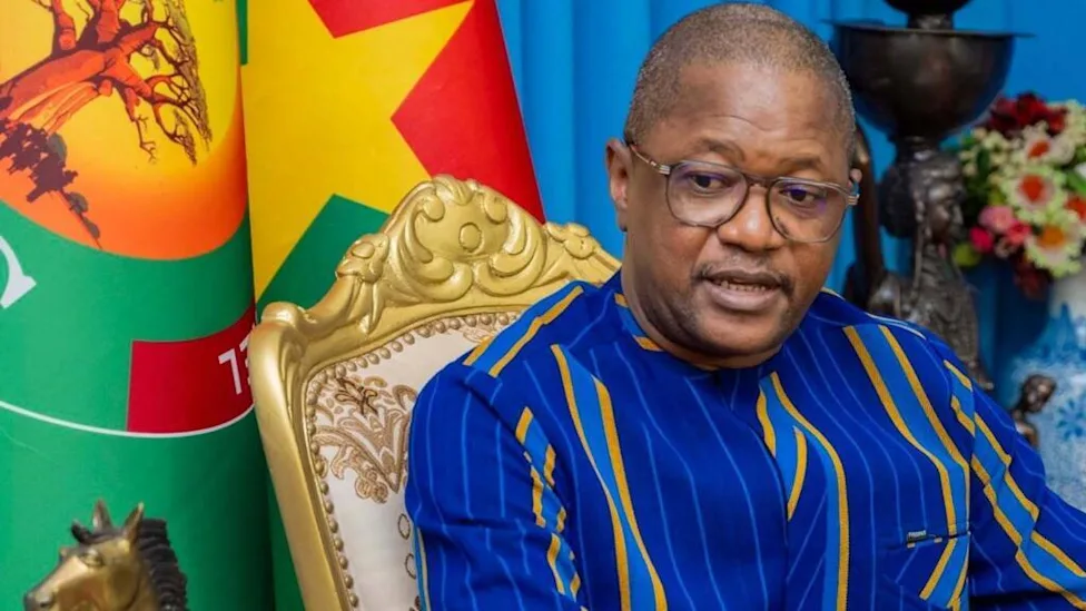 Deux drapeaux côte à côte, celui du Nigeria et celui de l'Alliance des États du Sahel, symbolisant les tensions diplomatiques