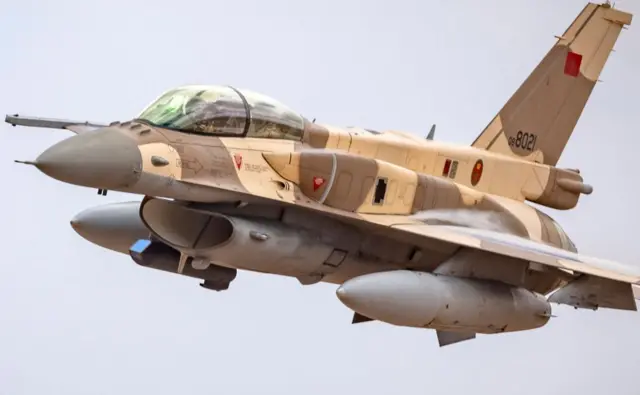 Avion de combat F-16 marocain, symbole de la modernisation de l’armée grâce à la coopération avec les États-Unis.