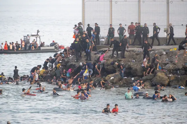 Frontière terrestre entre le Maroc et Ceuta, lieu de tensions migratoires récurrentes.