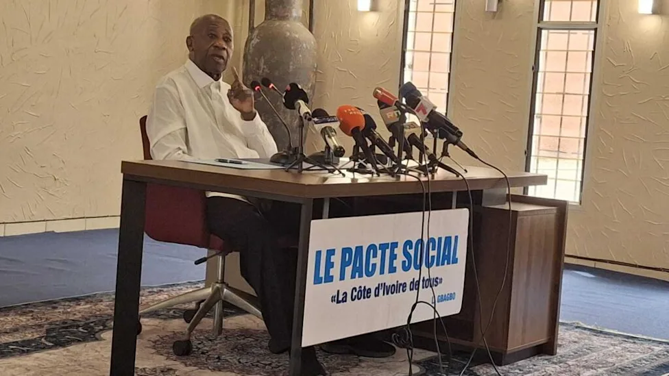 Portrait officiel de Laurent Gbagbo entouré des cinq nouvelles personnalités nommées au PPA-CI