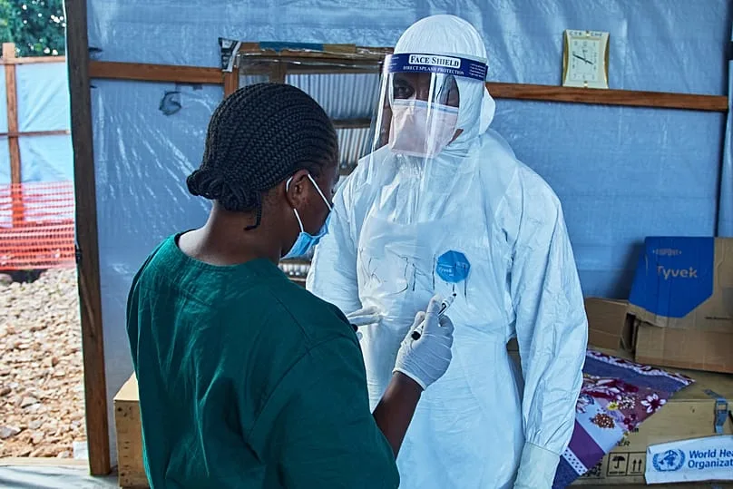 Équipe médicale en discussion au Centre médical évangélique de Bunia, juillet 2026