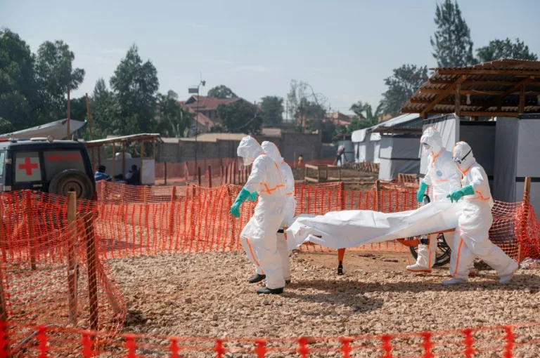 Équipe médicale en tenue de protection contre Ebola en RDC