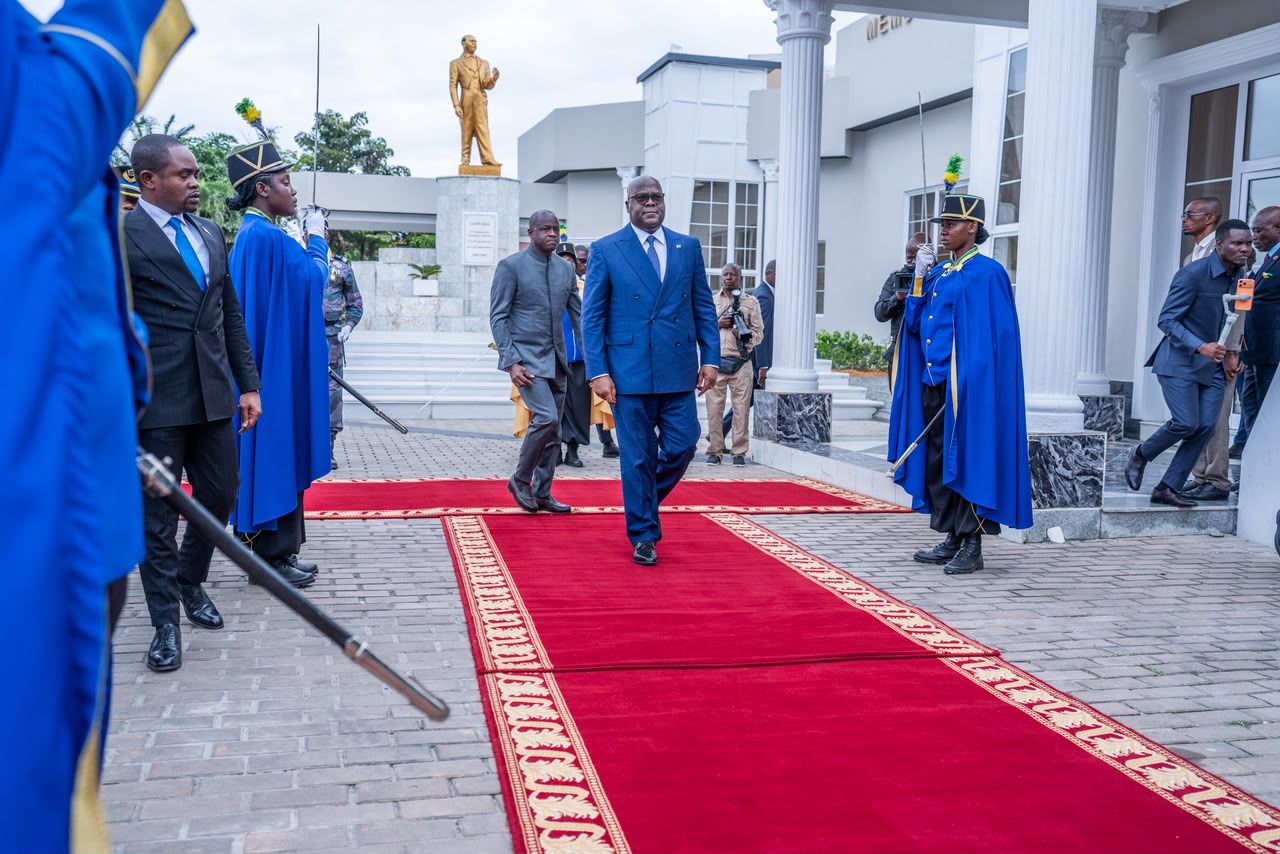 Félix-Antoine Tshisekedi Tshilombo et Brice Clotaire Oligui Nguema à la sortie de l’aéroport de Libreville