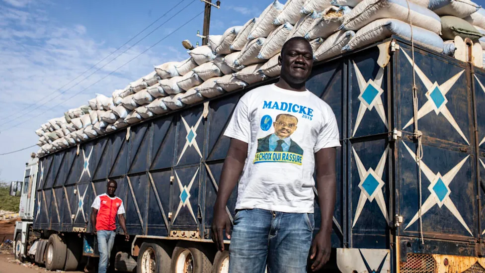 Camions en attente à la frontière entre le Sénégal et le Mali