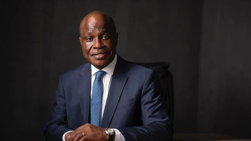 Portrait de Félix Tshisekedi entouré de membres de la coalition C64