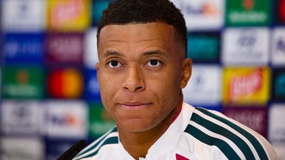 Kylian Mbappé et Neymar en tenue du PSG
