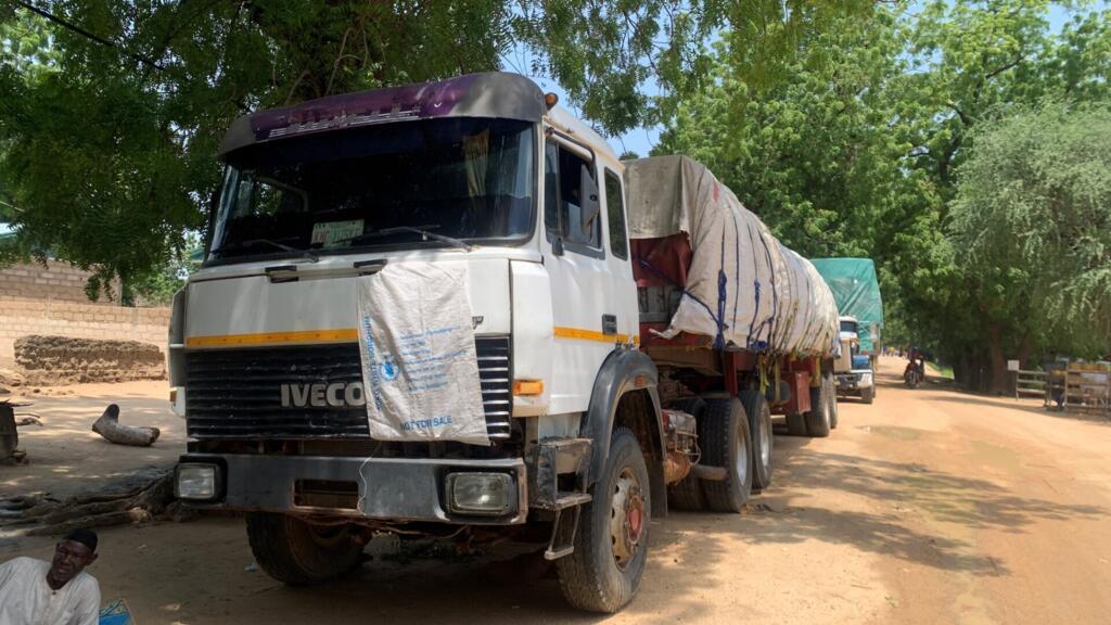 Convois de camions nigérians en attente à Kourgui, à la frontière camerounaise, après leur traversée sécurisée du corridor