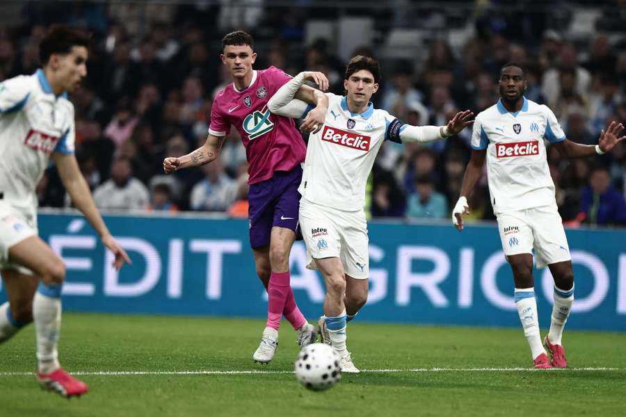 Rasmus Nicolaisen à la lutte avec Leonardo Balerdi lors du quart de finale de Coupe de France entre Marseille et Toulouse, le 4 mars 2026 au Vélodrome